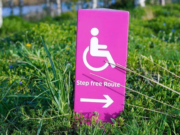 a sign showing the text ‘step free route’ and an arrow to the right